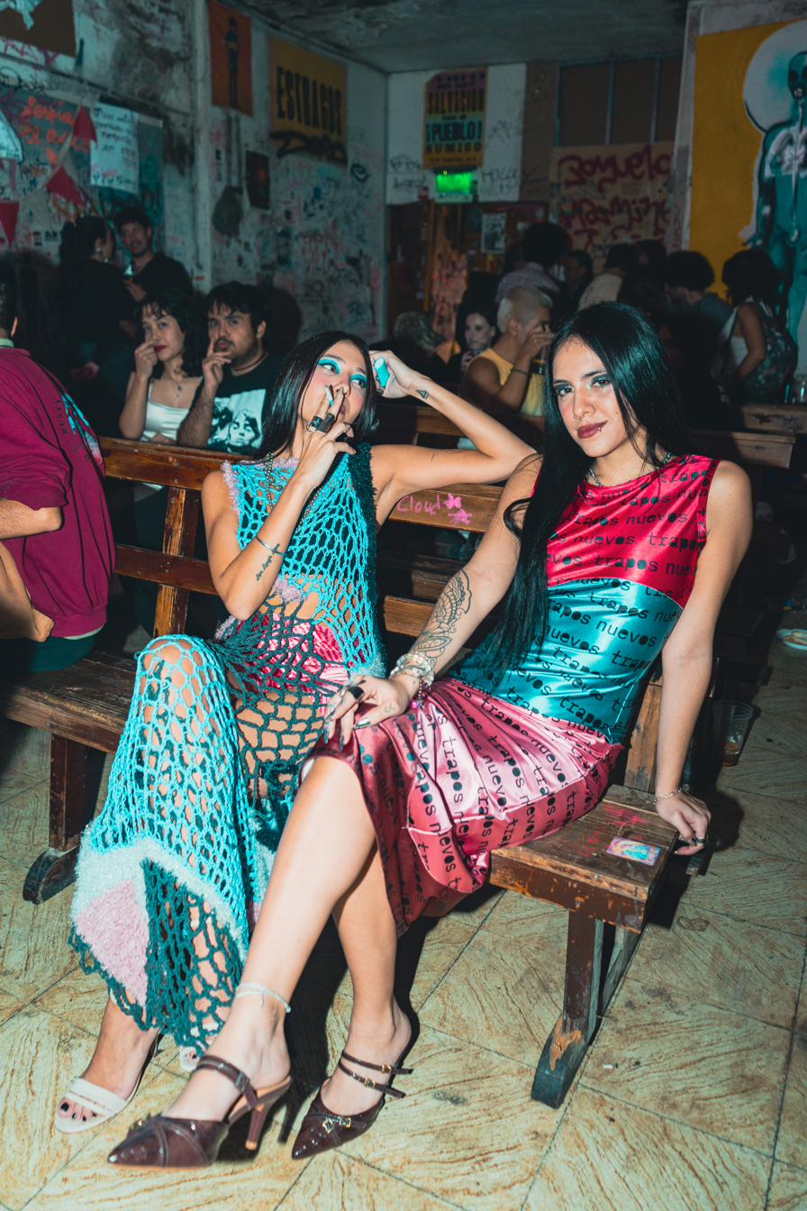 Modelos riendo con prendas de la colección
