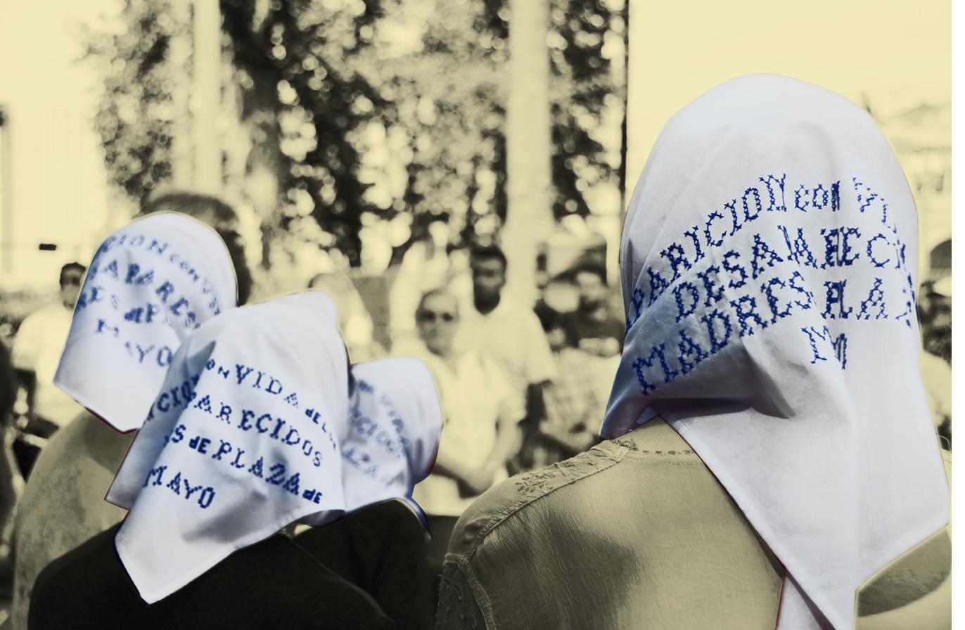 Madres de Plaza de Mayo con pañuelos